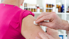 Erst desinfizieren, dann impfen – das geht auch in vielen Apotheken. (Foto&nbsp;thodonal / AdobeStock)