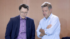 Lauterbach (links) oder Habeck: Wessen Haus soll künftig für die Arzneimittelpreisverordnung verantwortlich zeichnen? (Foto: IMAGO / Jens Schicke)