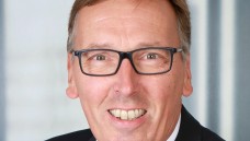 Interessiert an der Apothekenarbeit: Hartmut Keller, Geschäftsführer der AOK Nordschwarzwald, absolvierte ein mehrstündiges Apotheken-Praktikum. (Foto: AOK)
