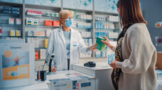 Bezogen auf die Berufsgruppe Apotheker/Pharmazeuten meint die ABDA, dass durch die Risikoindikatoren davon ausgegangen werden könne, dass sich die Fachkräftesituation zukünftig zuspitzen werde. (Foto: Gorodenkoff / AdobeStock)