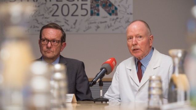 Der Leiter des Instituts für Krankenhaushygiene Matthias Trautmann (r) spricht während einer Pressekonferenz im Klinikum Stuttgart über den Keimbefall. (Foto: dpa)
