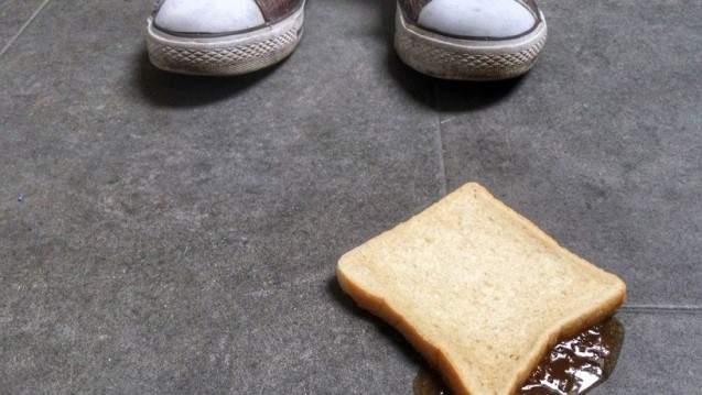 Tja – egal ob nach ein, zwei oder sechs Sekunden: Bakterien sind am Brot. (Foto: littlebonsai / Fotolia)
