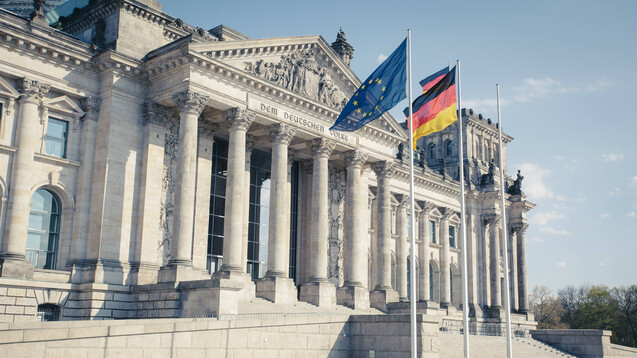 Die Sommerpause ist vorbei, der Deutsche Bundestag wird sich diese Woche erstmals mit dem Vor-Ort-Apothekenstärkungsgesetz befassen. (c / Foto: imago images / Westend61)&nbsp;