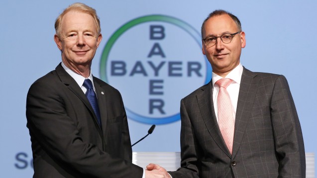 Dr. Marijn Dekkers (l.) übergibt das Amt des Vorstandsvorsitzenden an Werner Baumann. (Foto: Bayer)