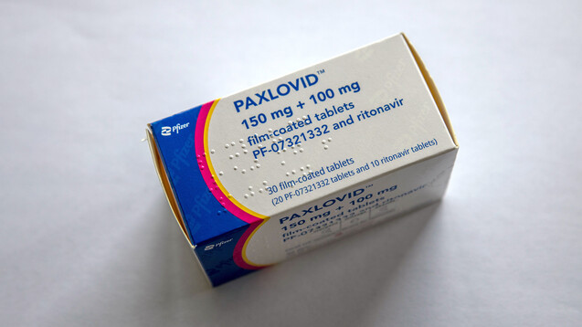 Die Möglichkeit für Arztpraxen, Paxlovid selbst abzugeben, hat den Einsatz des COVID-19-Arzneimittels befeuert. (a / IMAGO / Christian Grube)