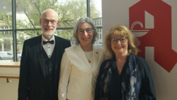 ABDA-Präsidentin Gabriele Regina Overwiening (Mitte) mit den Gastgebern des Apothekertages Niedersachsen, Berend Groeneveld und Cathrin Burs. (Foto: tmb)
