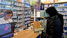 Die Apotheken haben in Kürze umfassende Austauschmöglichkeiten, wenn ein verordnetes Arzneimittel nicht vorrätig ist. ( r / Foto: imago images / Ralph Lueger)