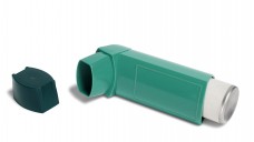 Kleines Gerät, viele Fehlerquellen: viele Asthma- und COPD-Patienten machen Fehler bei der Inhalation. Die Apotheke sollte sich regelmäßig die Technik zeigen lassen. (Foto: Andrzej Tokarski / Fotolia)