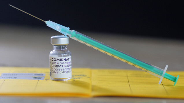 Für Auffrischimpfungen in den Arztpraxen ist laut KBV der Impfstoff von Biontech/Pfizer vorgesehen. Ärztinnen und Ärzte können ihn am kommenden Dienstag erstmals zu diesem Zweck bestellen. (s / Foto: IMAGO / CHROMORANGE)
