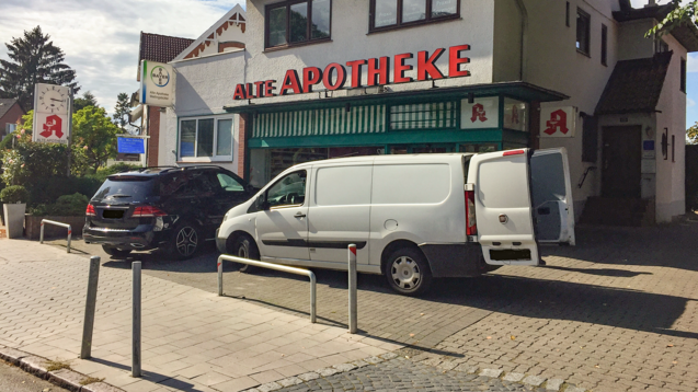 Parkplatz nicht mehr zugänglich: Der Parkplatz vor der Hamburger Alten Apotheke wurden zugebaut. (Foto: privat)