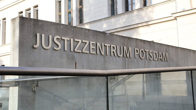 Am Justizzentrum Potsdam haben das Amtsgericht, das Landgericht und die Staatsanwaltschaft ihren Sitz. Die Staatsanwaltschaft wird nun um einen Schwerpunktbereich erweitert: Arzneimittelkriminalität. (Foto: IMAGO / Martin Müller)