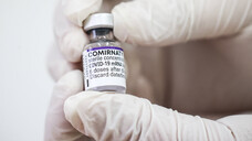 Das Comirnaty-Konzentrat für Impflinge ab zwölf Jahren ist normalerweise violett gekennzeichnet. Aktuell kann es jedoch zu Farbabweichungen kommen. (Foto: IMAGO / ITAR-TASS)
