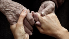 Hilflosigkeit vorprogrammiert: Alzheimer-Patienten verlieren nicht nur Kurz- und Langzeitgedächtnis, sondern zunehmend ihre Alltagsfähigkeiten. (Foto: mickyso / AdobeStock)
