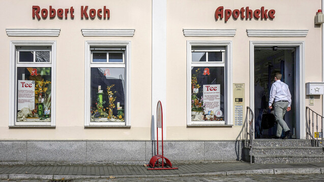Die Robert-Koch-Apotheke (hier ein Bild aus dem Jahr 2017) war die einzige Apotheke im kleinen brandenburgischen Ort Niemegk. Seit Mai dieses Jahres ist sie geschlossen. Nun können Rezepte in einer Rezeptsammelstelle am Rathaus abgegeben werden. (Foto: imago images / Steinach)