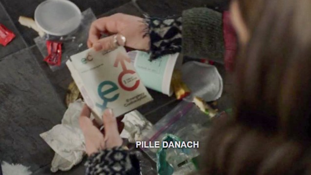 Sara sucht im Müll und wird fündig: die Umverpackung der „Pille danach“ (Emergency contraception = EC). (Screenshot: Netflix)