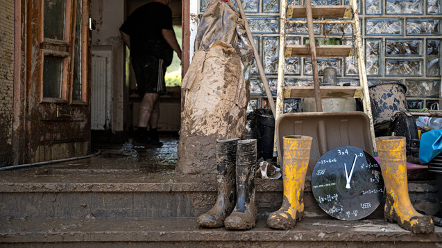 Nach dem Hochwasser kommt das Aufräumen. Geld von der Versicherung gibt es nur, wenn Elementarschäden mit abgesichert wurden. (c / Foto: IMAGO / Hannes P. Albert)