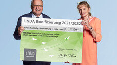 V.l.: Dr. Christian Beyer, Finanzvorstand LINDA AG, Apothekerin Gabriela Hame-Fischer, Präsidentin MVDA e. V (Foto: LINDA Apotheken)
