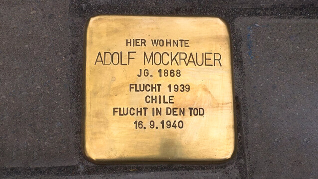 Stolperstein
zum Gedenken an Adolf Mockrauer, jüdischer Apotheker aus Berlin-Britz, der
durch die Verbrechen der NS-Zeit in den Tod getrieben wurde. (Foto: Inken Rutz)