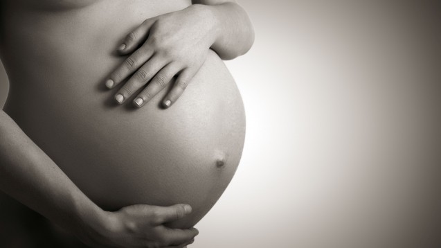 Nur bei Arzneimitteln und Hilfsmitteln, die Schwangere aufgrund ihrer Schwangerschaft benötigen, ist die werdende Mutter zuzahlungsbefreit. (Foto: JenkoAtaman / Stock.adobe.com)