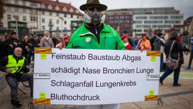 Schlechte Luft (Archiv, 21.11. 2015): Demonstrant auf dem Marienplatz in Stuttgart.  (Foto:dpa)