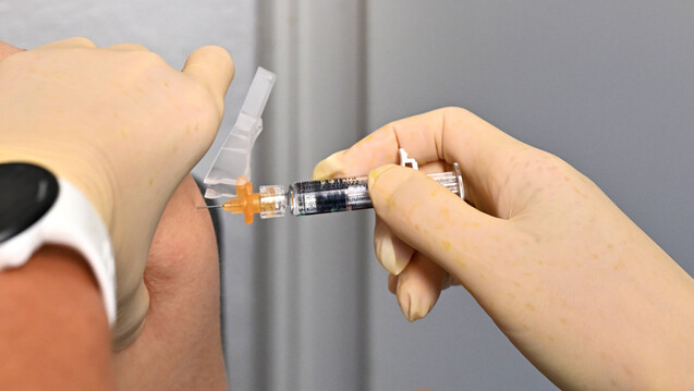 Die Ampel-Koalition plant, dass Apotheker in Zukunft regelhaft gegen Grippe impfen dürfen. (c / Foto: IMAGO / Rolf Poss)