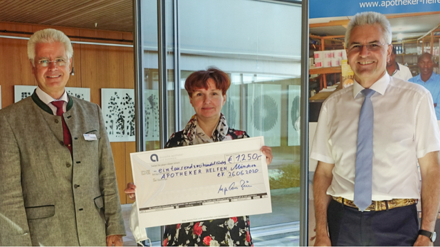 Apothekerin Elvira Fricke spendet 1.250 Euro für Apotheker Helfen. (c / Foto: Apotheker helfen)&nbsp;