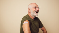 Die Ständige Impfkommission (STIKO) am Robert Koch-Institut (RKI) empfiehlt die Grippeimpfung für alle Personen ab 60 Jahren. (s / Foto: Jacob Lund / AdobeStock)&nbsp;