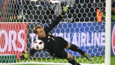 Manuel Neuer, Held des EM-Viertelfinalspiels gegen Italien: Für den Torwart war das Spiel eine Herausforderung, für die Fans wurde es eine lange Nacht. (Foto: dpa)