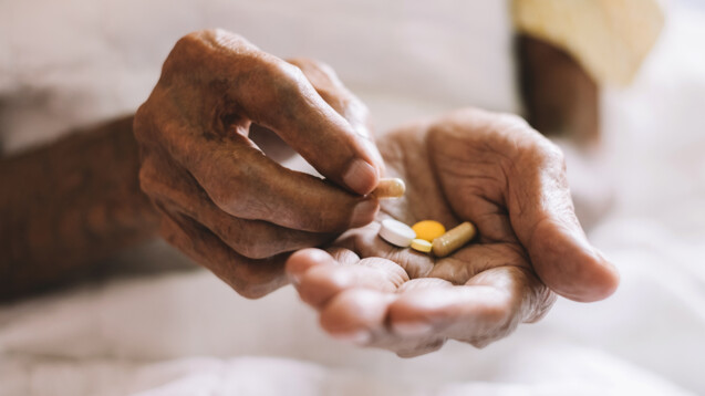 Multimedikation ist im Alter keine Seltenheit. (Foto: mrmohock / AdobeStock)
