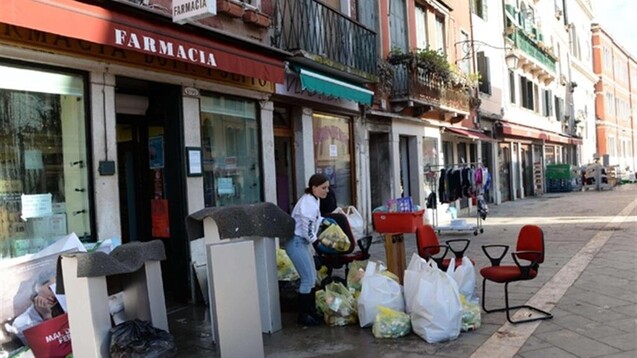 Zahlreiche Apotheken Venedigs mussten in den vergangenen Tagen wegen des Hochwassers zeitweise schließen. Am gestrigen Donnerstag sank der Wasserpegel kurzzeitig, am heutigen Freitag wurde alles wieder überschwemmt. (Foto: Bellon)