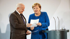 Andreas Kiefer, Präsident der Bundesapothekerkammer und der Landesapothekerkammer Rheinland-Pfalz, bekam von Bundeskanzlerin Angela Merkel (CDU) den Nationalen Integrationspreis verliehen. (Foto: imago images / M. Popow)