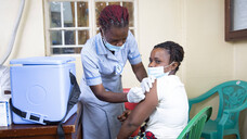 40 Prozent globale Impfquote wollte die WHO bis Ende des Jahres, dieses Ziel wird jedoch nicht erreicht. (x / Foto: IMAGO / photothek)
