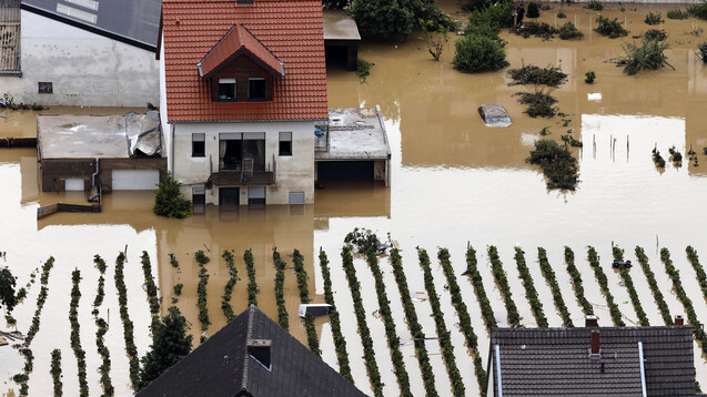 In der Eifel haben heftige Regenfälle und Dauerregen für Überschwemmungen und Überflutungen gesorgt. Auch Apotheken sind betroffen. (c / Foto: IMAGO / Future Image)