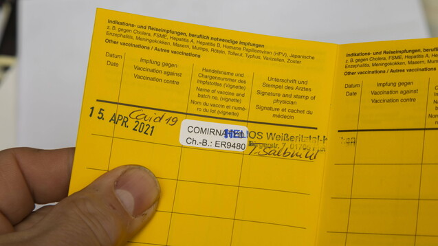 Ab der kommenden Woche erhalten die Arztpraxen vollständig ausgefüllte Sticker für die Impfdokumentation mit Comirnaty und Vaxzevria. (c / Foto: IMAGO / Sylvio Dittrich)