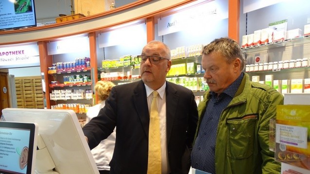  Brandenburgs Kammerpräsident Jens Dobbert (links) zeigt dem CDU-Bundestagsabgeordneten Dr. Klaus-Peter Schulze den Alltag in der Apotheke (Foto: lakbb)