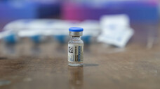 Nach Comirnaty und Vaxzevria kommt nun auch der Corona-Impfstoff von Johnson &amp; Johnson in die Arztpraxen. Er ist hierzulande unter dem Namen Janssen COVID-19 Vaccine im Handel. (c / Foto: IMAGO / Pacific Press Agency)