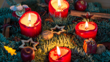 Durch die Kerzenflamme verdampfendes Wachs trägt mit zur weihnachtlichen Stimmung bei. (Foto: Asvolas / AdobeStock)