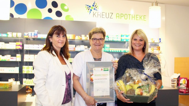 Carmen Blum und Anja Hartmann (AOK) gratulieren Ursula Schwiersch für ihr Engegament. (Foto: AOK)