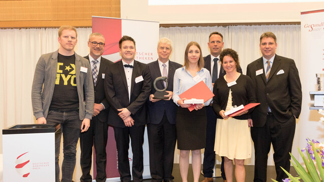Alle ausgezeichneten Preisträger des Deutschen Apothekenpreises mit den Jurymitgliedern. (j/Foto: Marc Darchinger/Avie)