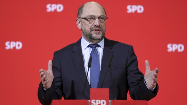 SPD-Chef Martin Schulz will nun doch mit der Union sondieren. (Foto: dpa)