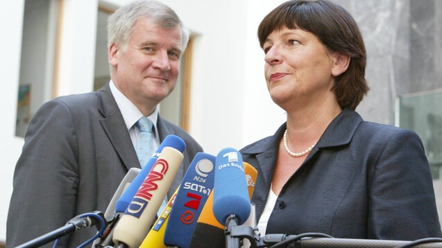 Wer erinnert sich? 2003 legten Horst Seehofer (CSU) und Ulla Schmidt (SPD) gemeinsam den Grundstein für die elektronische Gesundheitskarte, das E-Rezept – und den Arzneimittelversandhandel. (Foto: imago images / photothek)
