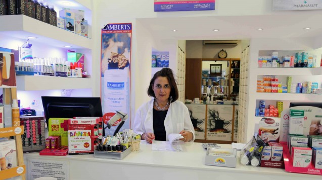 Die griechische Apothekerin Mania Alexiou in ihrer Apotheke. (Foto: diz/DAZ)