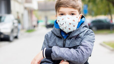 Das Bundesministerium für Arbeit und Soziales (BMAS) erklärt: Es sei von den Prüfvorgaben der EN 149 nicht ausgeschlossen, dass Masken hergestellt und geprüft werden, die im Bereich Infektionsschutz für Kinder und Jugendliche geeignet sind. (Foto: LumineImages / AdobeStock)