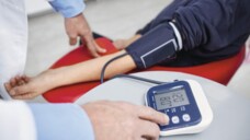 Blutdruckmessungen in der Apotheke sind ein bewährtes Präventionsangebot (Foto: Karanov images/AdobeStock)