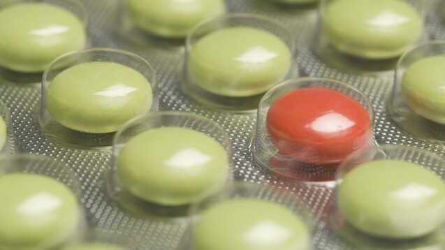 Eine rote zwischen lauter grünen Tabletten: Solche Qualitätsmängel fallen oft im Rahmen der FAM-Prüfung auf. ( r / Foto: imgao)