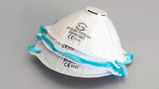 Die Preise für Atemschutzmasken gehen angesichts der aktuellen Coronapanik durch die Decke.&nbsp;Die Nachfrage macht es möglich. (c / Foto: imago images / Dirk Sattler)