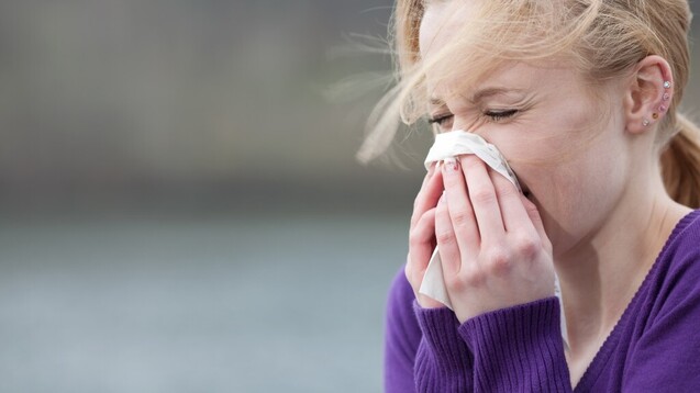 Erkältungs- oder Heuschnupfen? Insbesondere in den Wintermonaten wird eine laufende Nase von den Patienten gerne mal fehlinterpretiert. (Foto: contrastwerkstatt/stock.adobe.com)