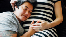 „Femibion® 2 Schwangerschaft“ können Schwangere ab der 13. Woche bis zur Geburt einnehmen. Neu ist, dass jetzt zusätzlich 130 mg Cholin und 0,8 mg Kupfer enthalten sind.&nbsp;(Foto:&nbsp;Inti St Clair/Blend Images / AdobeStock)