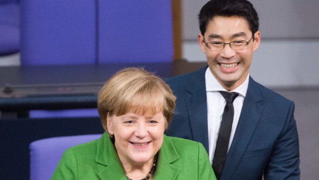 Es war nicht alles schlecht, damals... Philipp Rösler mit Kanzlerin Angela Merkel im November 2013. (Foto: dpa)