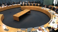 Diskussion über Honorar, Versandhandel und Preisbindung: Im Gesundheitsausschuss des Bundestages wurden unter anderem Apotheker und Versandapotheker zum Apothekenmarkt befragt. (Foto: DAZ.online)